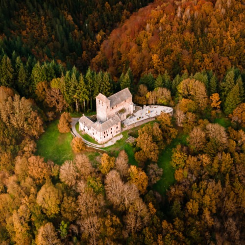 Vue aérienne en drone d'une église fortifiée sur le Lévézou en automne