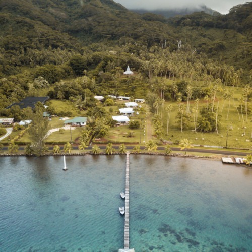 Vue aérienne en drone des Villas Bougainville dans la bay de Mārō'ē sur l'ile de Huahine en Polynésie Française