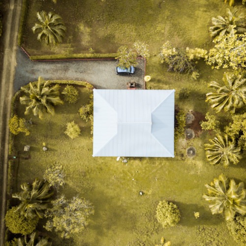 Vue aérienne en drone des Villas Bougainville dans la bay de Mārō'ē sur l'ile de Huahine en Polynésie Française