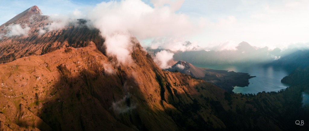 vue aérienne en drone Sommet volcan RInjani sur l'ile de lombok en Indonésie