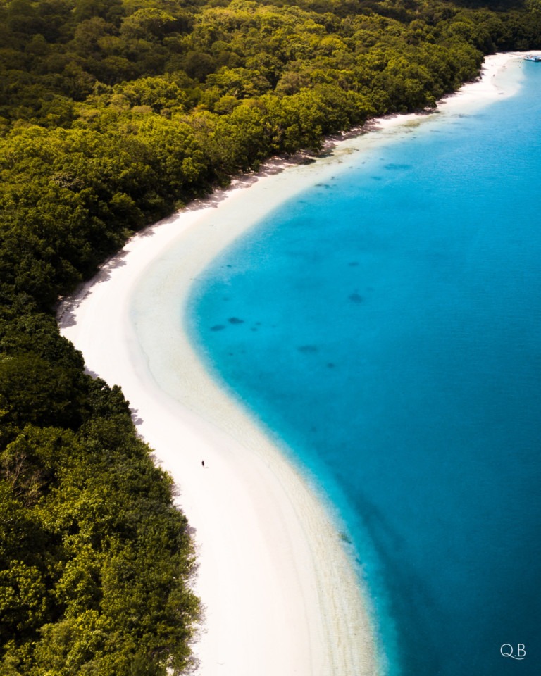 plage sable blanc eau bleau turquoise jungle drone