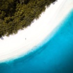 plage Ujung Kulon en Indonésie drone eau bleau turquoise corail