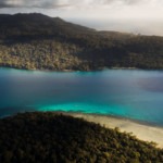 plage Ujung Kulon en Indonésie drone eau bleau turquoise corail