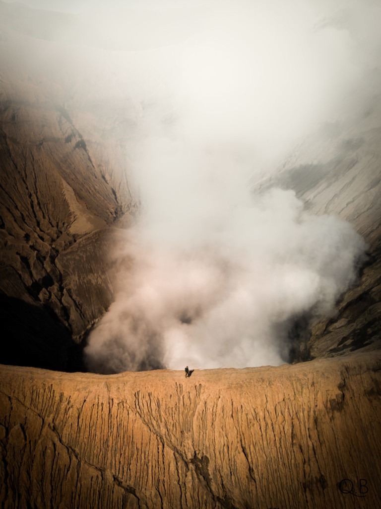 vue aérienne drone du volcan actif bromo en Indonésie sur l'ile de Java