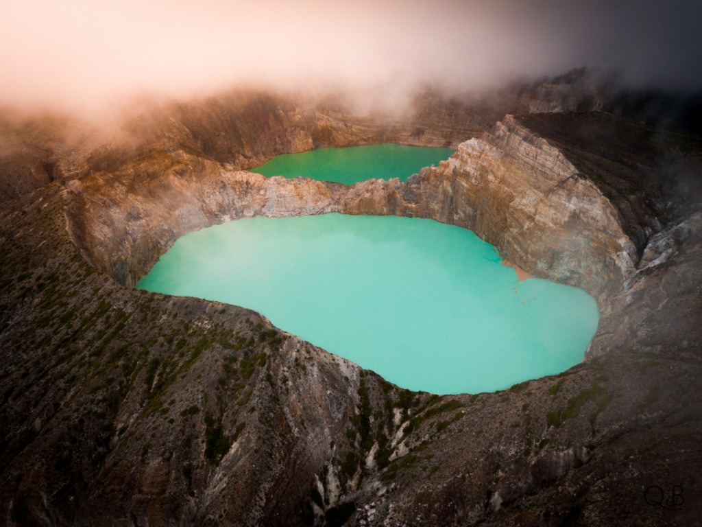 volcan actif Kelimutu sur l'ile de Florès en Indonésie possèdant 2 lacs acides