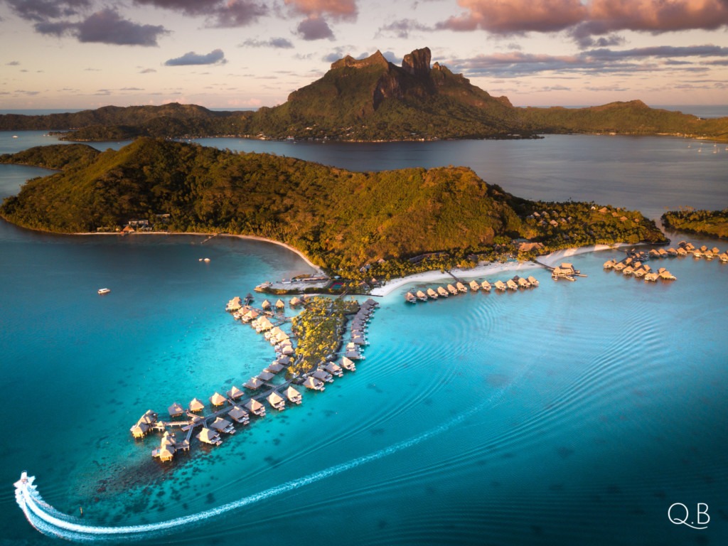 vue aérienne drone sur le lagon de bora bora tahiti Polynésie française palmier bungalow hotel conrad hilton