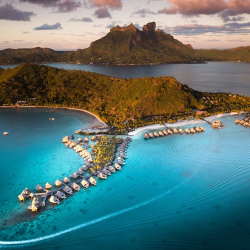 vue aérienne drone sur le lagon de bora bora tahiti Polynésie française palmier bungalow hotel conrad hilton