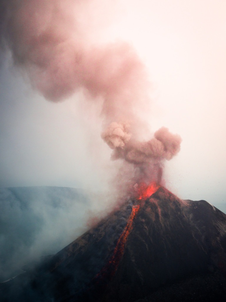 vue aérienne en drone de l'éruption du volcan Krakatau krakatoa dans l'archipel de la sonde entre java et sumatra en Indonésie