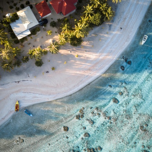 tahiti atoll Vue aérienne en drone de la Guesthouse de coconut beach Tikehau en Polynésie française