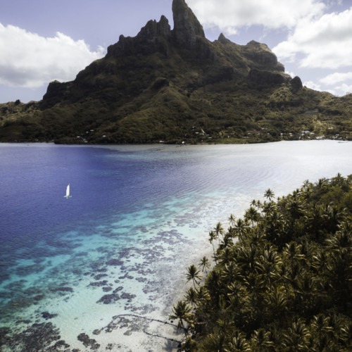 Vue aérienne en drone sur le Mont Otemanu de Bora Bora en Polynésie française