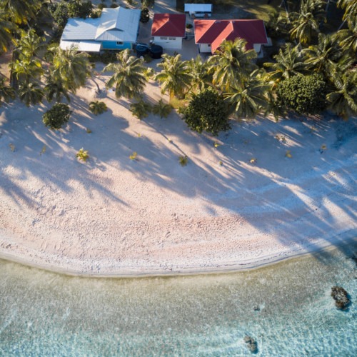 Vue aérienne en drone de la Guesthouse Tikehau en Polynésie française