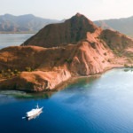 vue aérienne drone ile de padar archipel komodo florès labuan bajo plage sable rose, noir, blanc