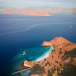 vue aérienne drone ile de padar archipel komodo florès labuan bajo plage sable rose, noir, blanc