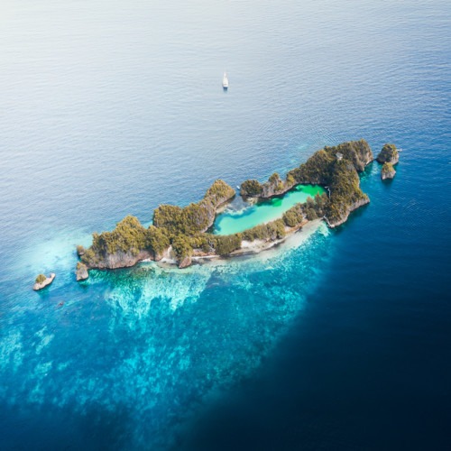 Vue drone d'une île à Raja Ampat Papouasie de l'ouest