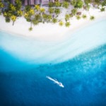 vue aérienne en drone turquoise water plage de sable blanc fam island rajat ampat papaousie de l'ouest Indonésie piaynemo