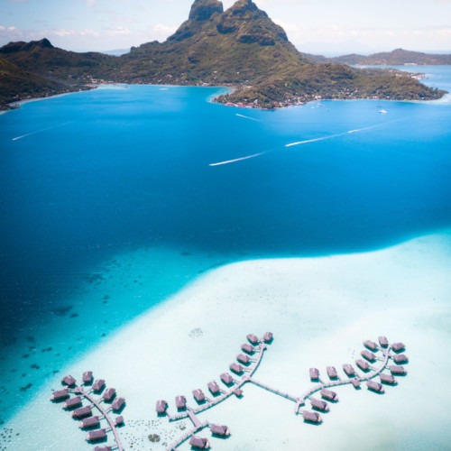 Vue aérienne en drone de l'Hotel pearl beach avec vue sur le Mont Otemanu de Bora Bora en Polynésie française