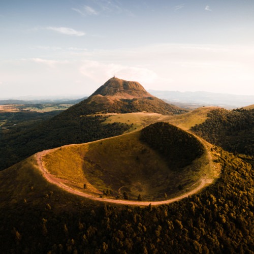 Vue aérienne en drone sur le Puy de Dôme durant le couché de soleil en Auvergne