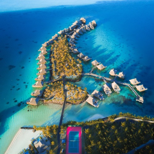 vue aérienne en drone de Hotel Conrad (groupe Hilton) à Bora bora Indonésie