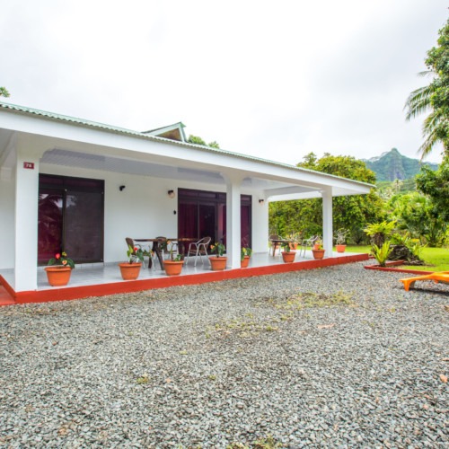 Extérieur d'une des Villas Bougainville dans la bay de Mārō'ē sur l'ile de Huahine en Polynésie Française