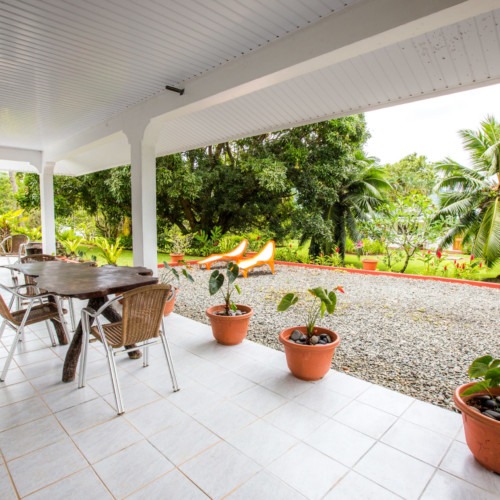 Terrasse d'une des Villas Bougainville dans la bay de Mārō'ē sur l'ile de Huahine en Polynésie Française