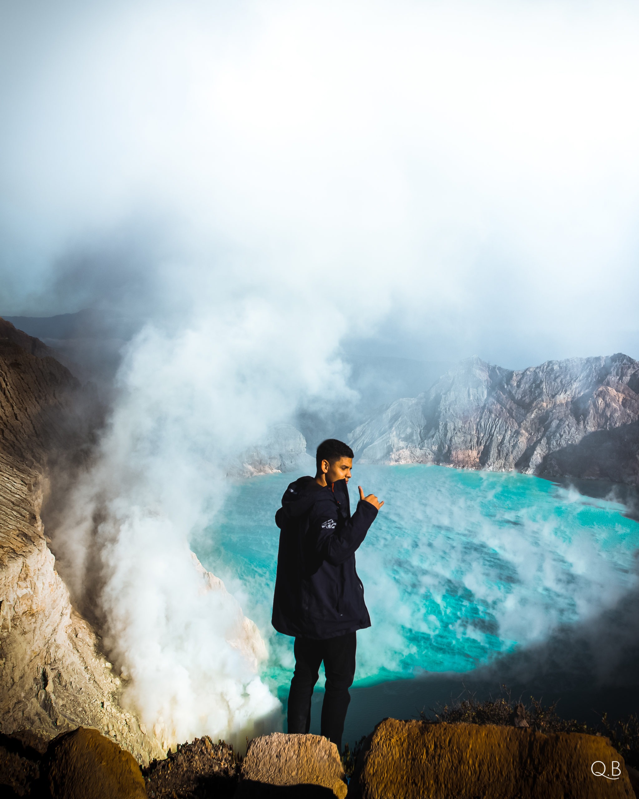 Au somment du volcan actif Kawah ijen sur l'île de java en Indonésie