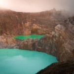 lacs acide du Volcan Kelimutu Indonésie sur l'ile de flores