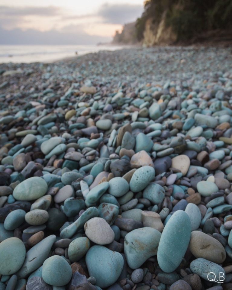 blue stone beach Situé sur la côte sud de Flores, cette plage célèbre pour les roches bleues bleues qui s'échouent sur une étendue de sable volcanique noir