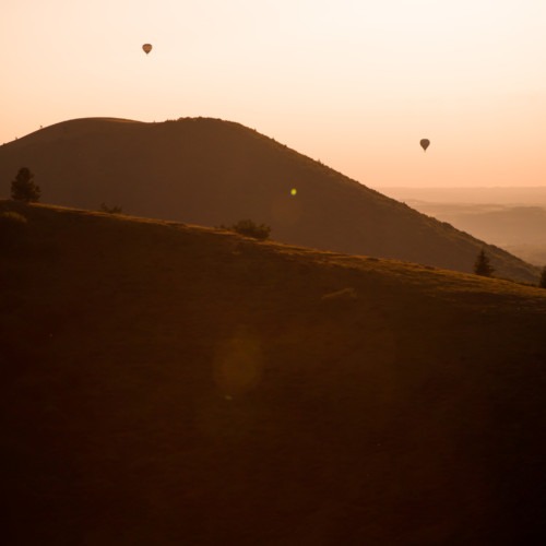 Montgolfières durant le couché de soleil sur la chaine des volcans du Puy de Dôme en Auvergne