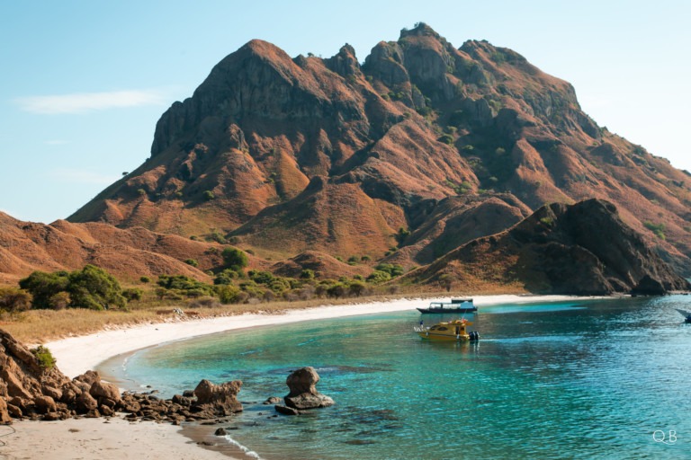 ile de padar archipel komodo florès labuan bajo plage sable rose, noir, blanc