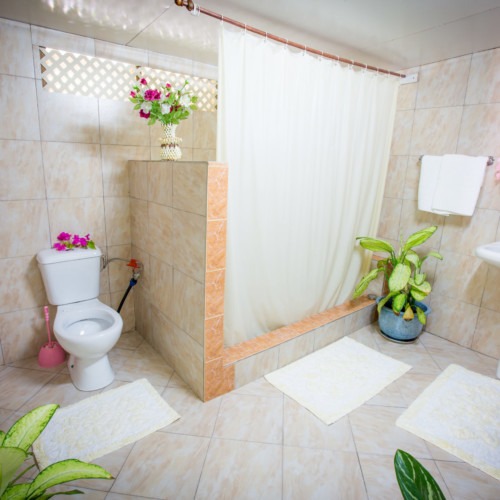 Salle de bain de la Guesthouse sur l'atoll de Tikehau en Polynésie Française