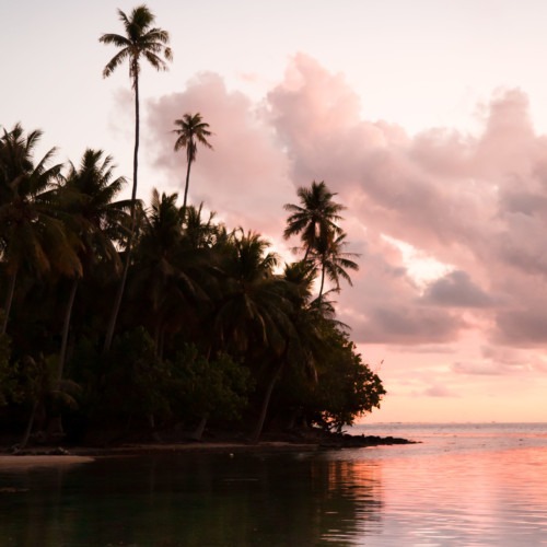 Sunset avec vue sur les maisons flottantes de l'hotel Conrad de Bora Bora en Polynésie française