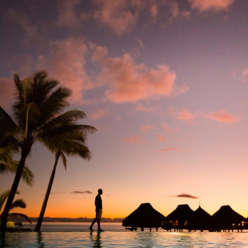 Sunset sur la piscine de l'Hotel Conrad (groupe Hilton) à Bora bora en Polynésie Française