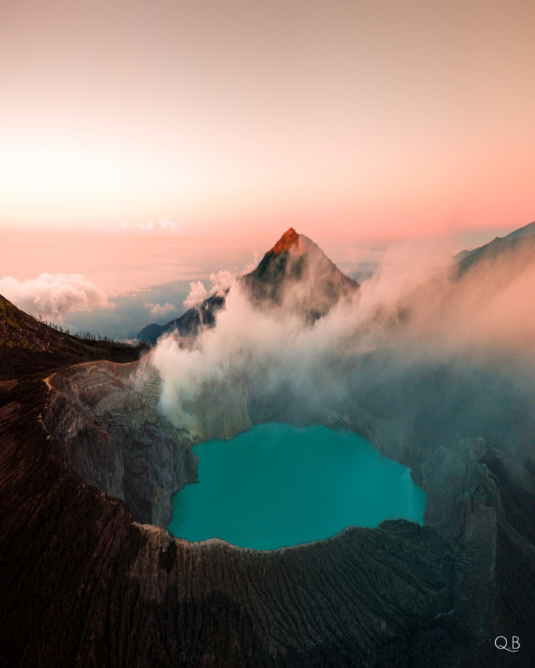 vue arienne drone du volcan actif connu pour sa lave bleue kawah ijen en Indonésie