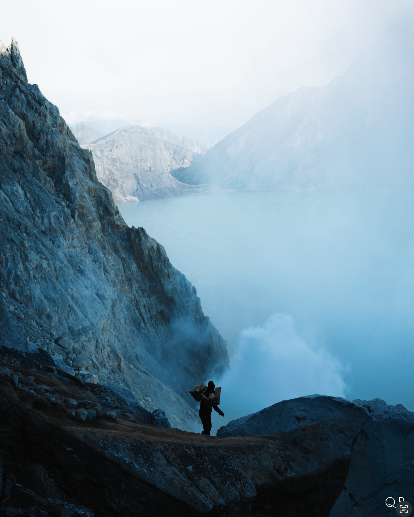 Lire la suite à propos de l’article Kawah Ijen : Les Flammes Bleues de l’Enfer Caché Derrière Nos Cosmétiques